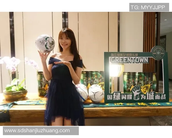 足球明星在沙滩上激情踢球广告展现运动魅力与夏日乐趣