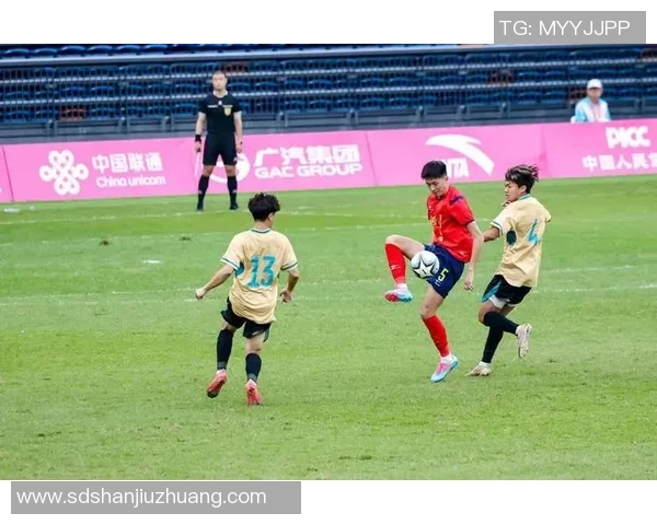 阳光帅气的足球明星男孩展现青春活力与运动激情的完美形象